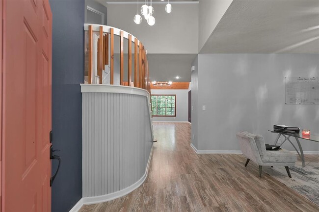 Building Photo - 9 E Lake Forest Ct
