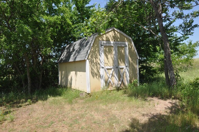 Foto del edificio - FOR LEASE - 1 BR - 1 BA Frame Home on Larg...