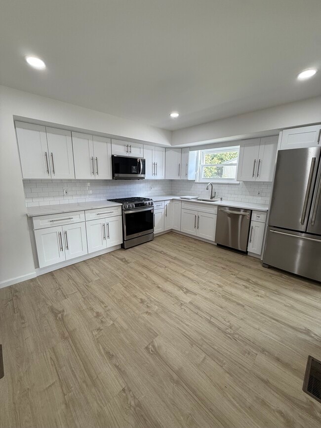 Building Photo - 12 Personette St