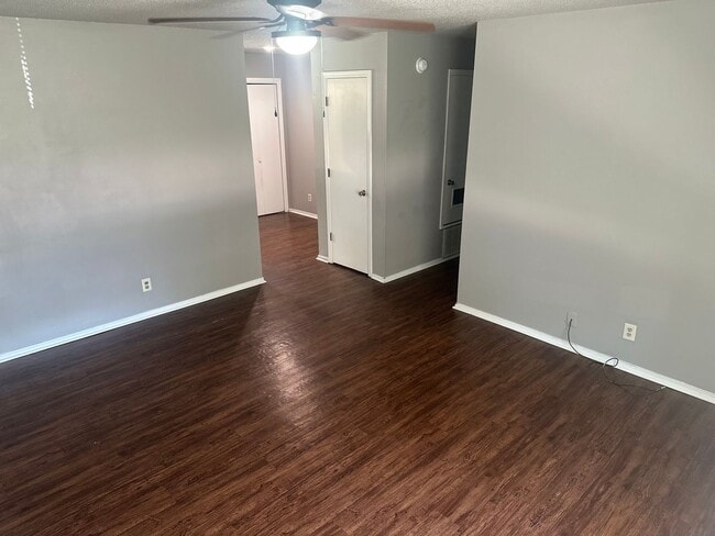 Building Photo - 2-Bedroom, 1-Bathroom Unit @ Rolling Oaks 4-Plex - Water Bill Included
