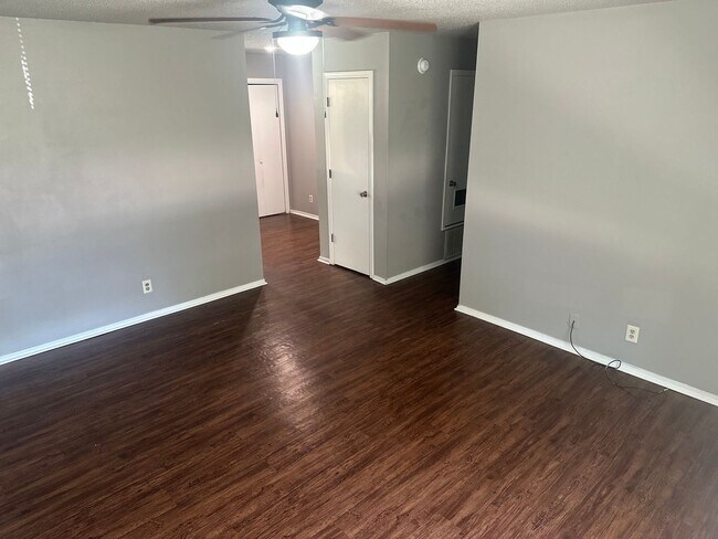 Foto del edificio - 2-Bedroom, 1-Bathroom Unit @ Rolling Oaks 4-Plex - Water Bill Included