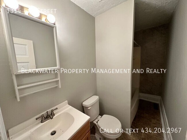 Building Photo - Two Bedroom Duplex in the Heart of Lynchburg
