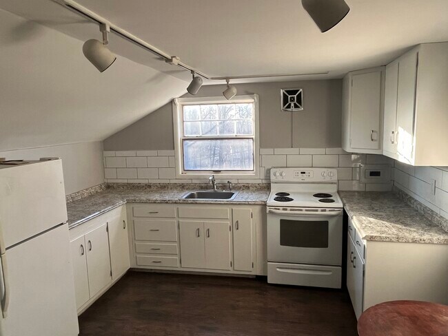 Building Photo - 33 Greenbush Dr