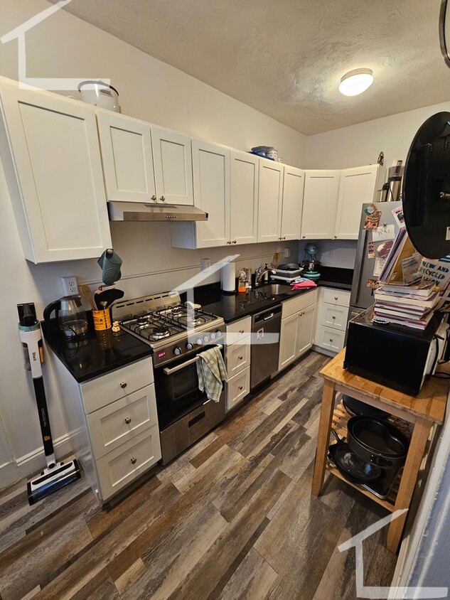 Newly Renovated 1 bed with living room and dining room! - Newly Renovated 1 bed with living room and dining room!