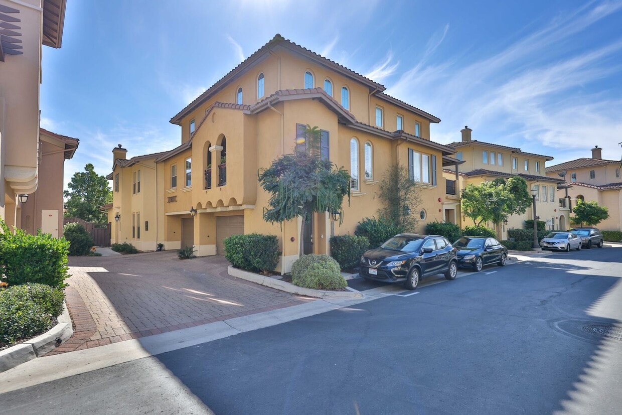 Foto principal - Luxurious 2BR/2BA home in sought after gat...