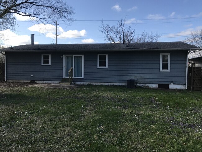Building Photo - 3 Bedrooms! 2 Bathrooms! Across from Pittm...