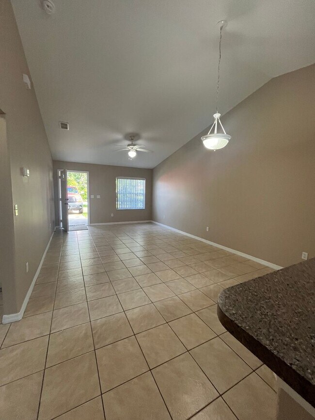 Building Photo - Charming 3 bedroom, 2 bathroom dulplex loc...