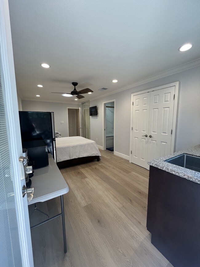 Building Photo - 420 Ventura Pl