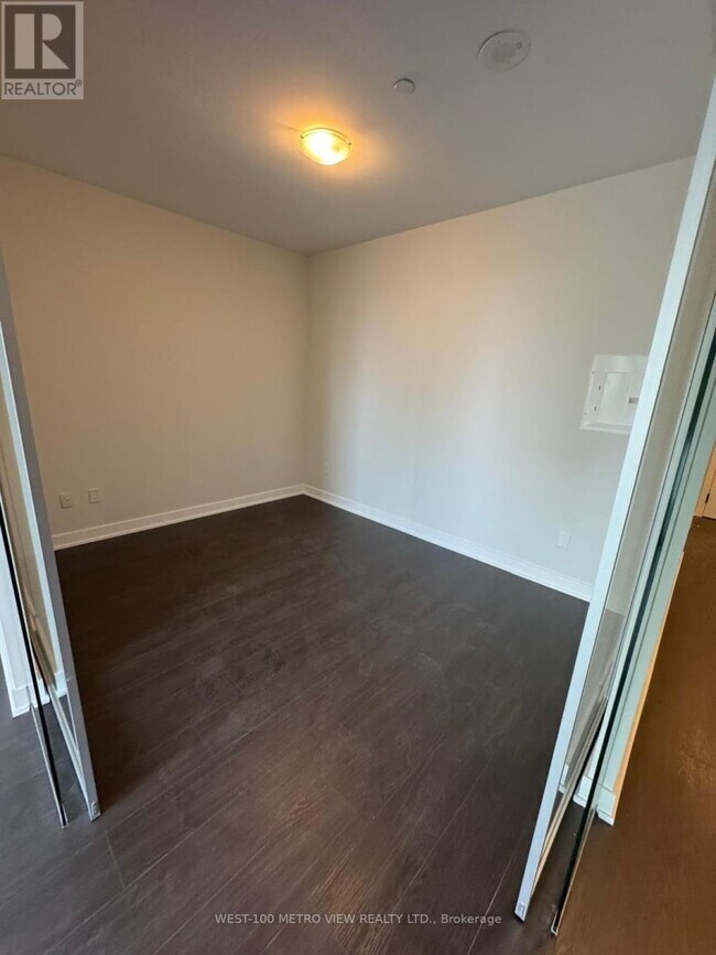 Photo du bâtiment - 430-2430 Square One Dr