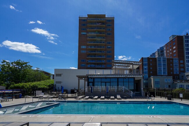 Foto del edificio - 28 Riverside Ave