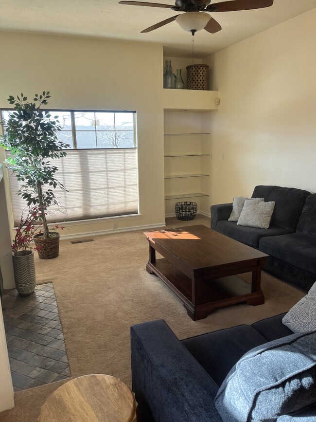 Building Photo - Far NE Heights Fully Furnished Townhome