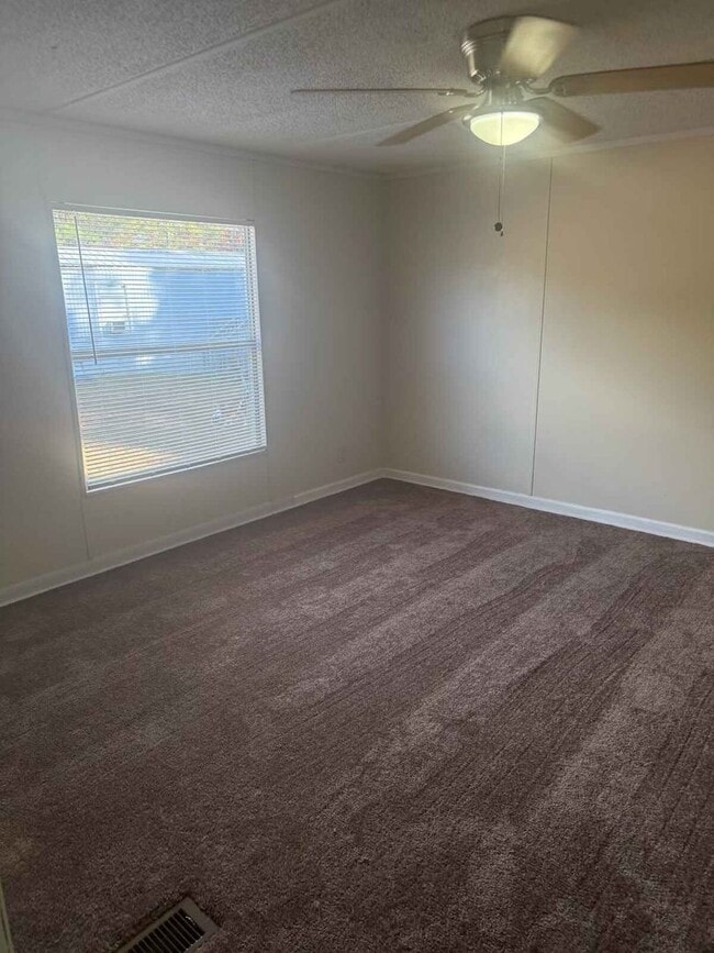 Building Photo - 2 BDR / 1.5BA