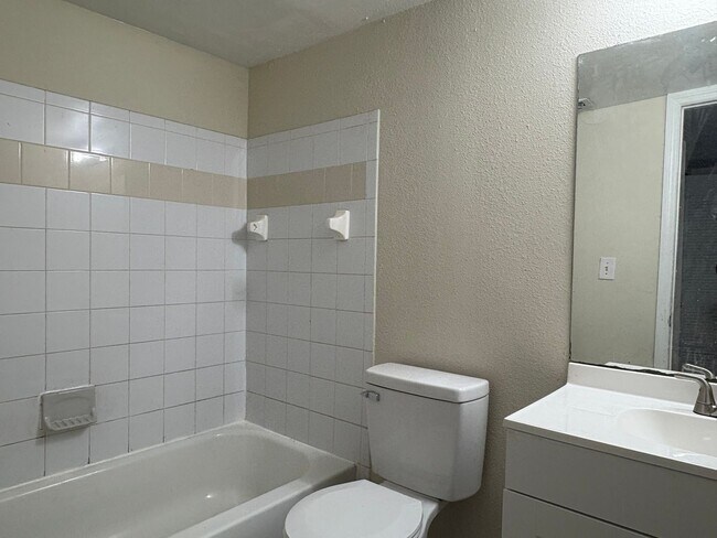 Foto del edificio - 2bed/1bath condo ready August 2025 only $1...