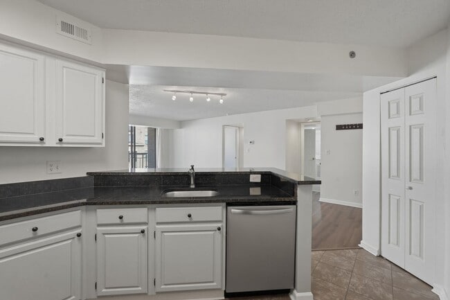 Building Photo - Updated 2BR Condo in Old Town Alexandria - 2 blocks to Metro