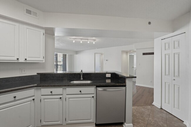 Foto del edificio - Updated 2BR Condo in Old Town Alexandria - 2 blocks to Metro