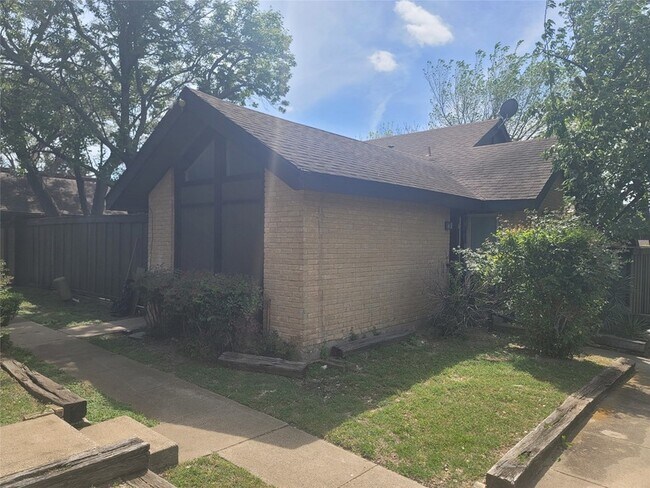 Foto del edificio - 4630 Country Creek Dr