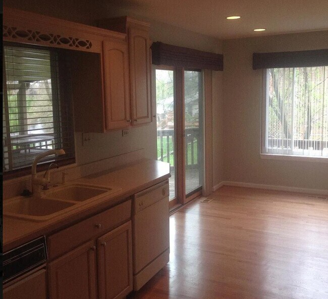 Building Photo - 2975 Moraine Dr