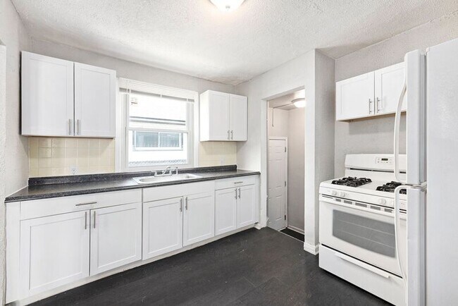 Building Photo - 8828 Pembroke Ave