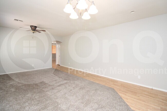 Foto del edificio - 1467 E Chestnut Ln