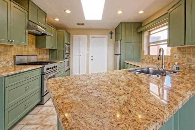 Building Photo - 302 Villa Verde Dr SE