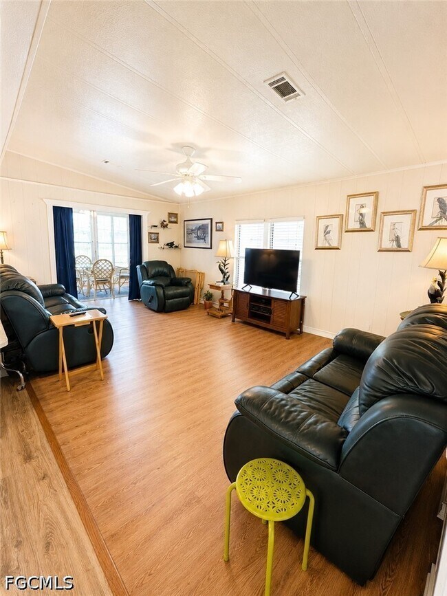 Foto del edificio - 3404 Rainbow Ln