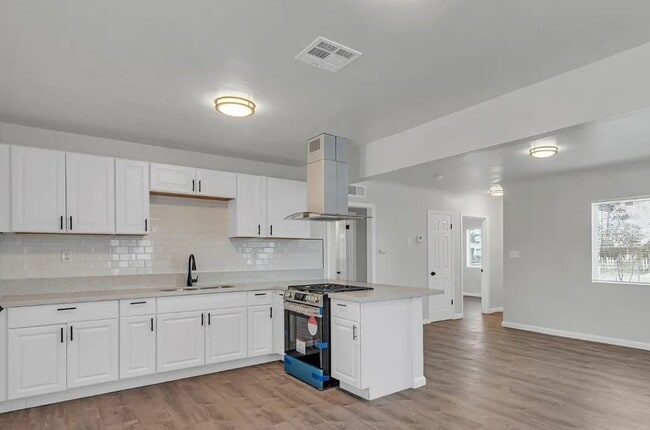 Building Photo - Single-family home with flexible leases - Renovated property - Pet-friendly - Coming soon!