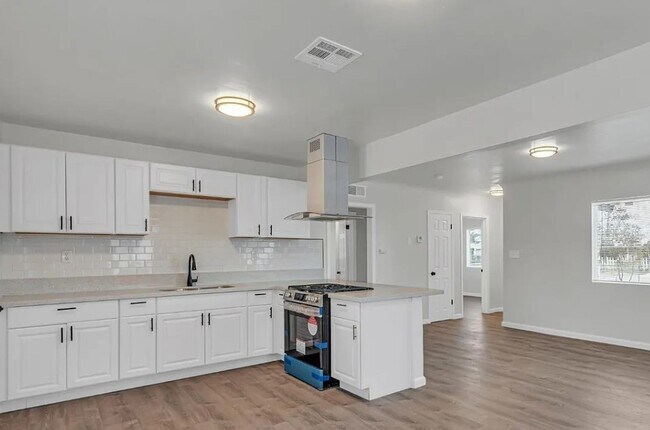 Foto del edificio - Single-family home with flexible leases - Renovated property - Pet-friendly - Coming soon!