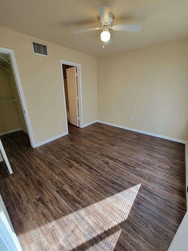Foto del edificio - College Station - 4 bedroom / 4 bath / 3rd story condo / Pool on site.