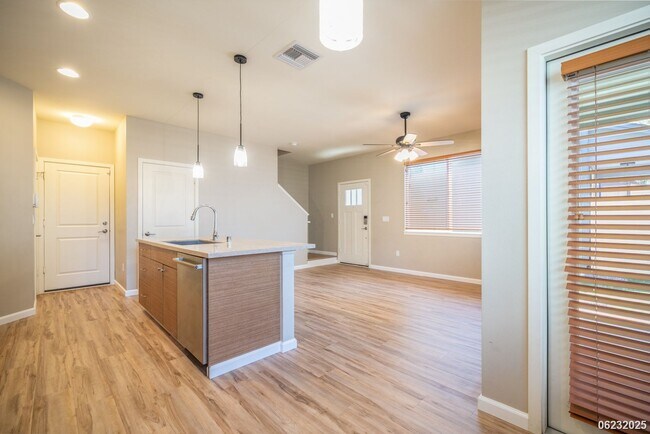 Foto del edificio - Available now!  4-bedroom, 2.5-bath, 2-car...