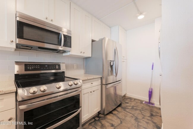 Building Photo - 275 1st St S