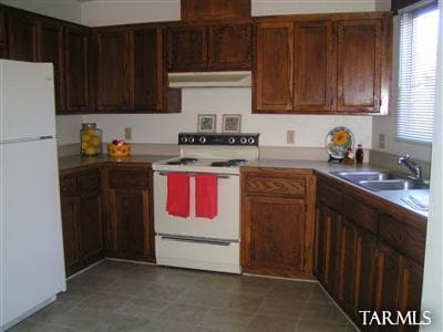 Building Photo - Spacious 2BR/1BA-Central Location
