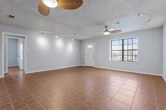 Building Photo - 1806 West Ln