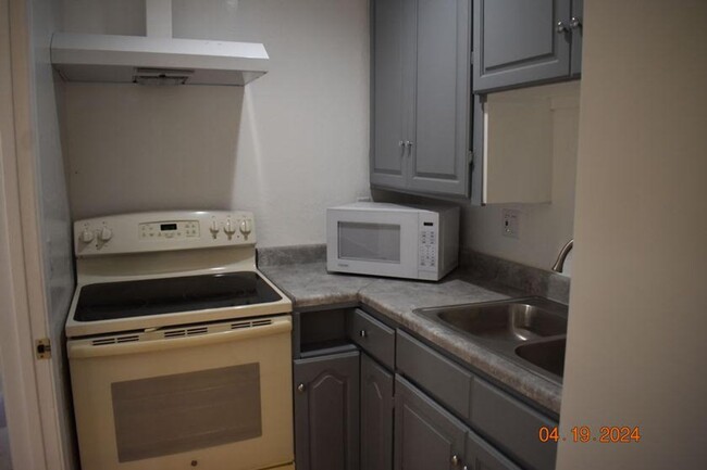 Foto del edificio - Charming Two-Bedroom, One-Bath Unit – Avai...