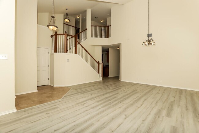 Foto del edificio - Spacious & Sun-Filled 4BR Retreat with Open-Concept Living and Versatile Dual Living Areas