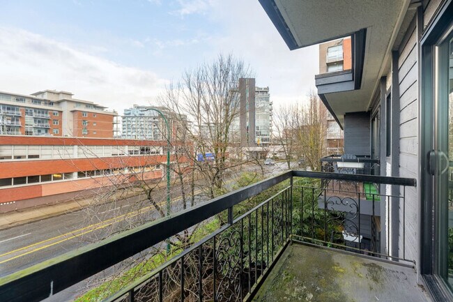 Photo du bâtiment - 254 E 12th Ave