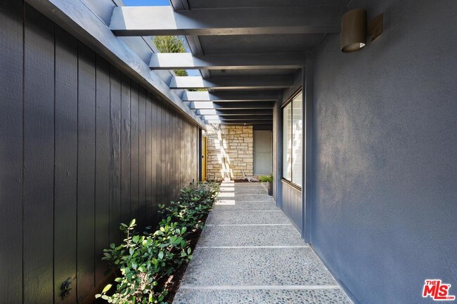 Foto del edificio - 1492 Blue Jay Way