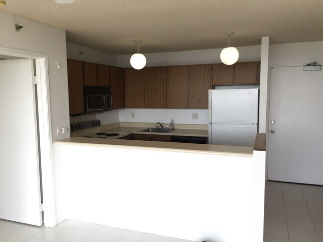 Building Photo - Pearl Regency with 2 Parking! Water views!