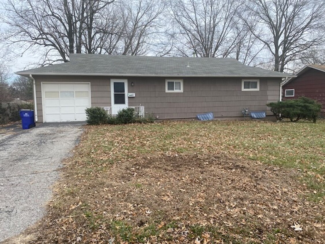 Foto principal - South Raytown MO Home with Beautiful Hardw...