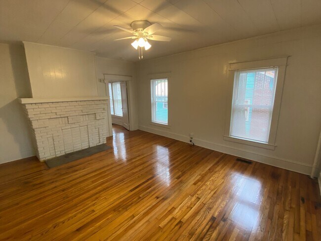 Foto del edificio - Spacious 1 Bedroom Near Duke East and Broad St - Huge Fenced Yd!