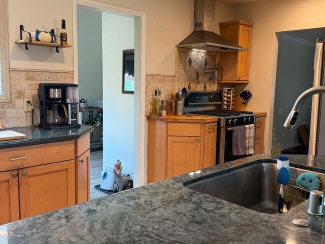 Building Photo - 3 Bedroom 2 Bathroom House Available Septe...