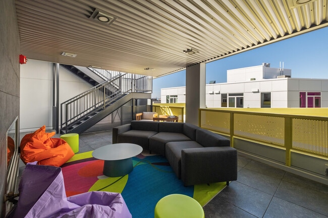 Building Photo - Hilite