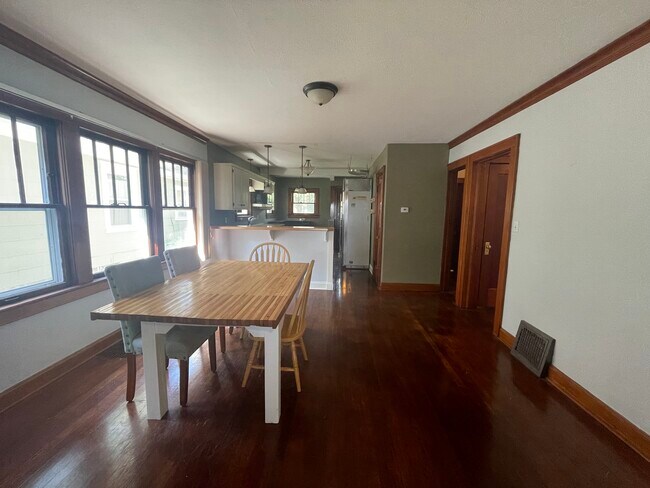 Comedor/Cocina de concepto abierto. La puerta del primer dormitorio está ubicada a la derecha. - 4528 Terrace St