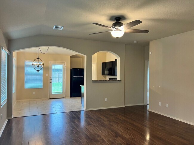 Building Photo - Great Home In The Meadows