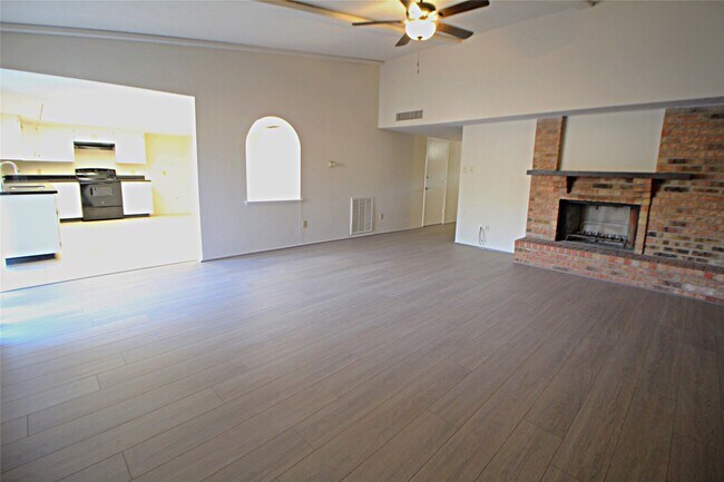 Foto del edificio - 5327 Karenbeth Dr