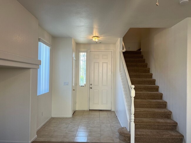 Building Photo - Southwest 4 bedroom!