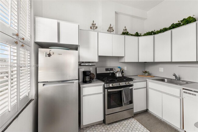 Foto del edificio - 2421 Lake Pancoast Dr