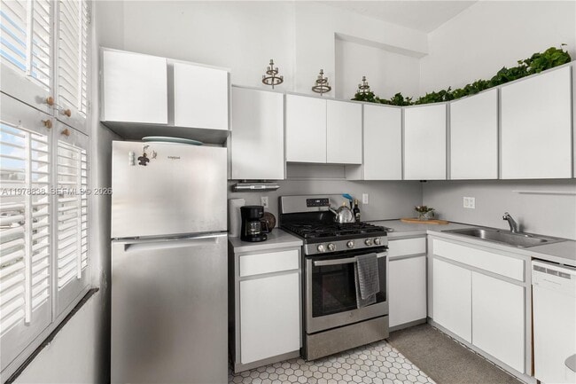 Building Photo - 2421 Lake Pancoast Dr