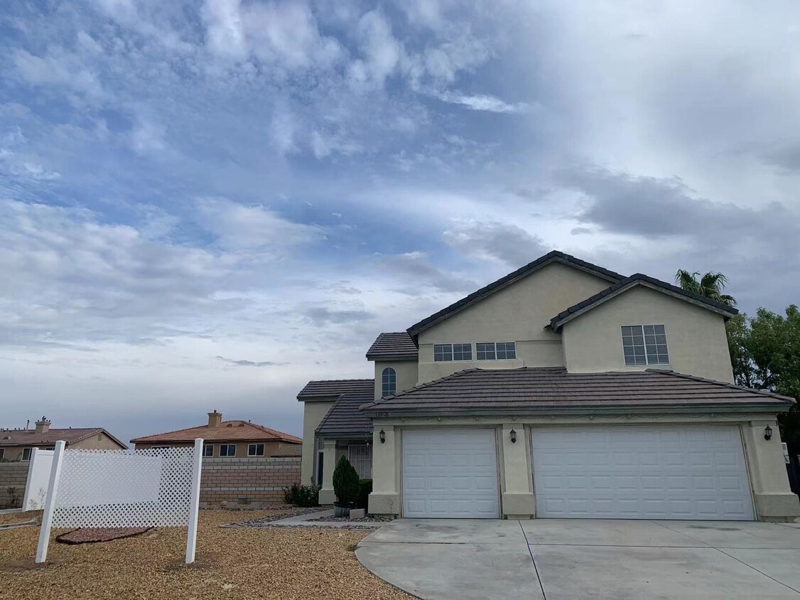 Front building - 13908 Rogers Ln