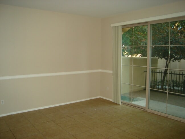 Building Photo - Beautiful Townhome in Simi Valley!