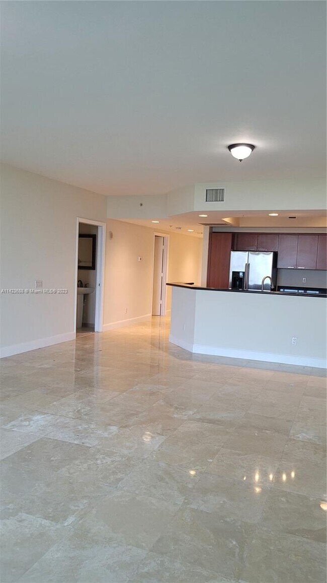Foto del edificio - 14951 Royal Oaks Ln
